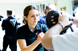 Für Frauen ist Wing Tsun sehr gut geeignet, da wir die Kraft des Gegners nutzen